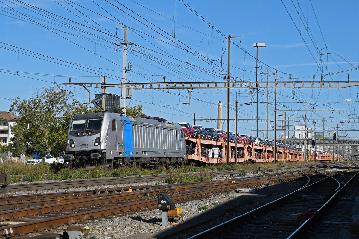 Lok 187 009-6 durchfährt am 13.10.2023 den Bahnhof Pratteln.