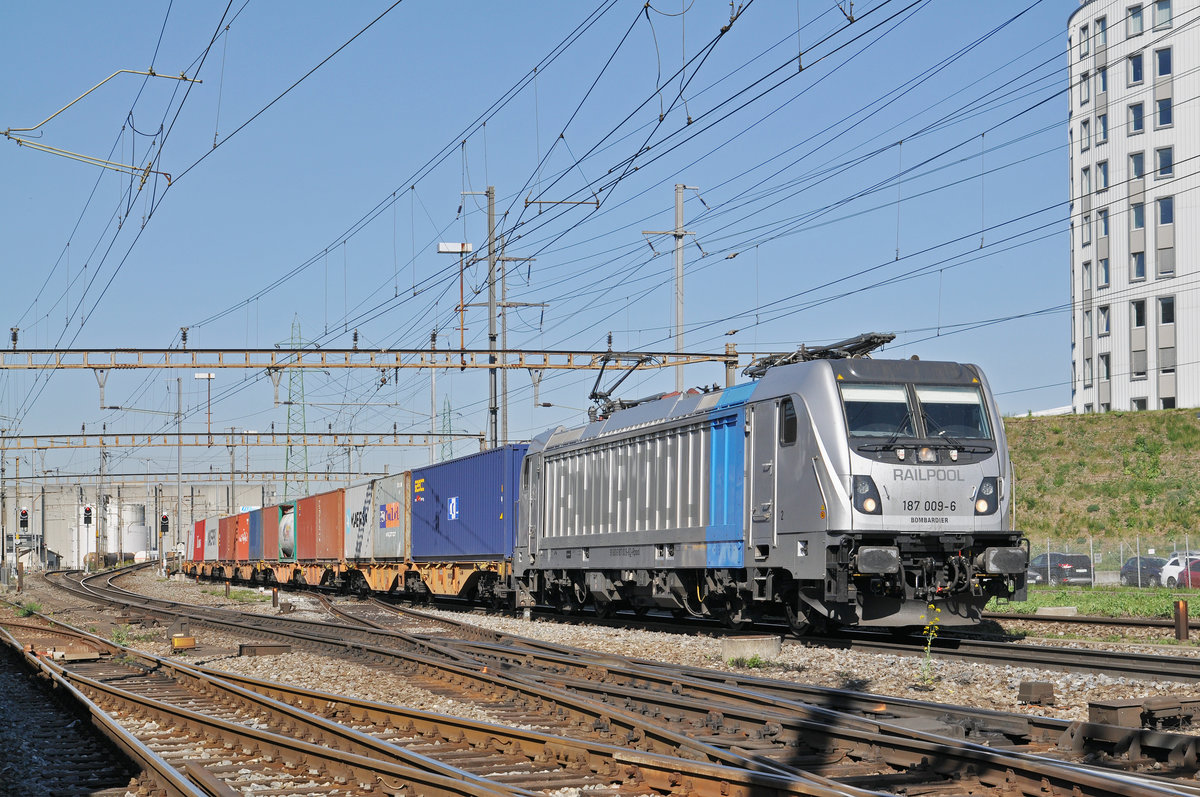 Lok 187 009-6 durchfährt den Bahnhof Pratteln. Die Aufnahme stammt vom 10.04.2017.