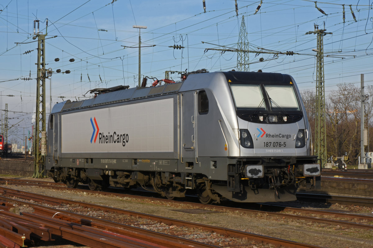 Lok 187 076-5 steht auf einem Nebengleis beim badischen Bahnhof. Die Aufnahme stammt vom 04.01.2019.