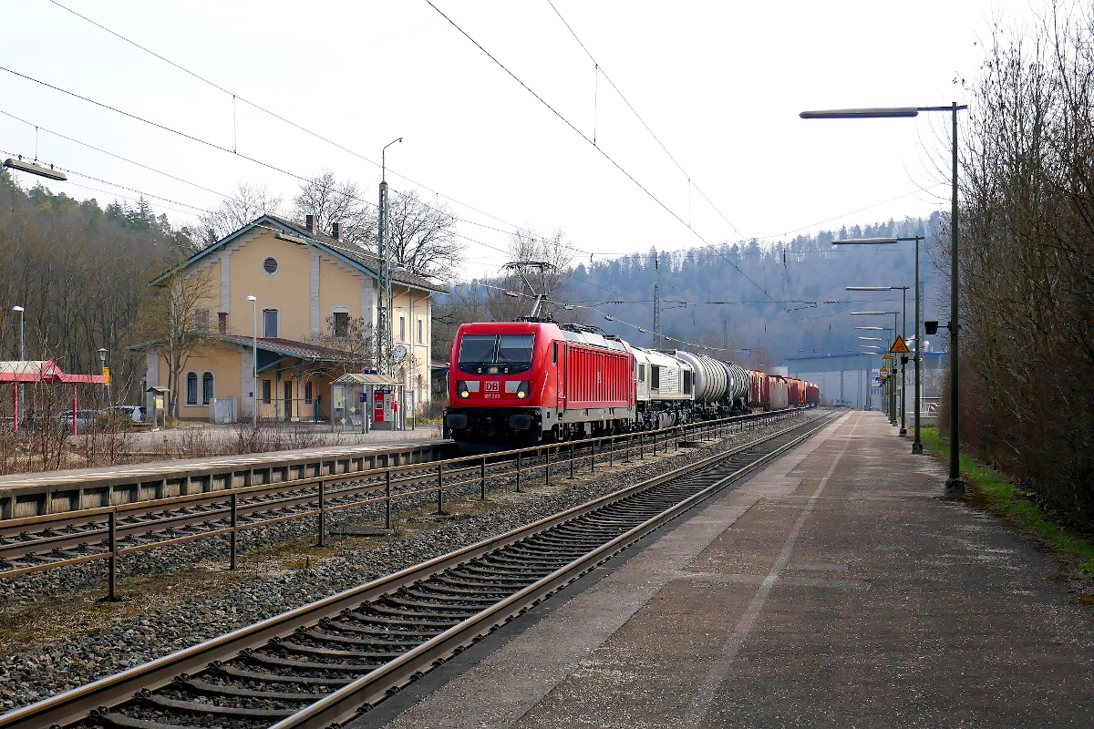 Lok 187 203 der DB Cargo mit Lok 077 037 der ECR im Schlepp durchfährt den Bahnhof Pappenheim auf Gleis 2 Richtung Treuchtlingen. Der Standort ist etwa der gleiche wie auf meinem Bild der 111 186 vom 8.10.1995. Freitag, 18. März 2022