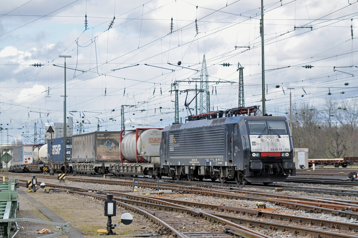 Lok 189 092-0 durchfährt den Badischen Bahnhof. Die Aufnahme stammt vom 07.03.2018.