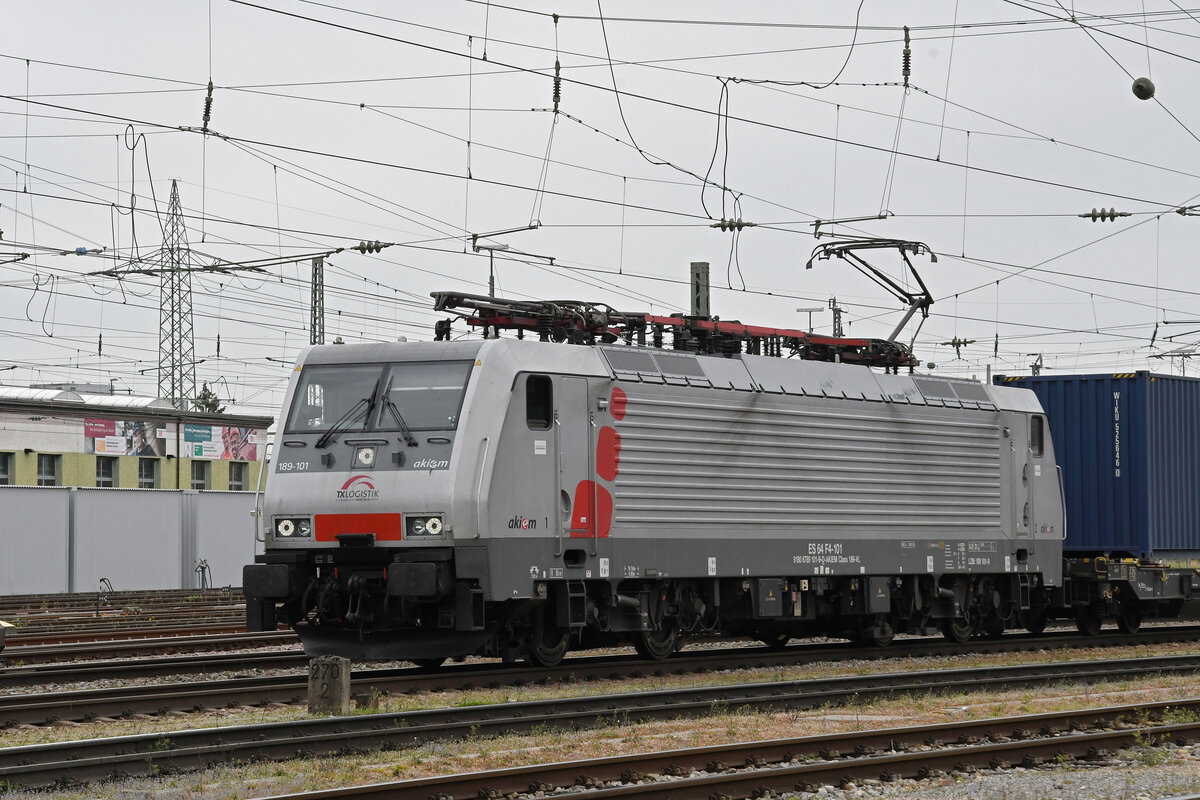 Lok 189 101-9 durchfährt am 23.03.2023 den badischen Bahnhof.