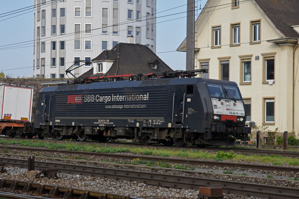 Lok 189 102-7 durchfährt den Bahnhof Pratteln. Die Aufnahme stammt vom 09.11.2018.