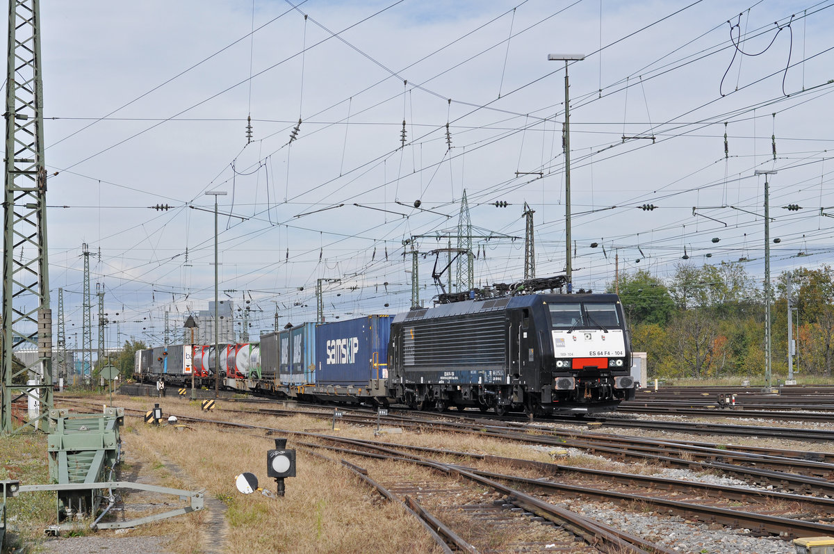 Lok 189 104-3 durchfährt den Badischen Bahnhof. Die Aufnahme stammt vom 21.10.2017.
