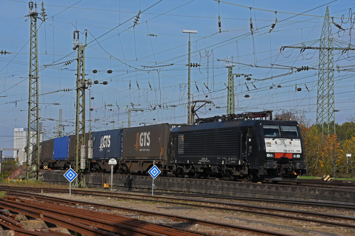 Lok 189 106-8 durchfährt den badischen Bahnhof. Die Aufnahme stammt vom 27.10.2021.