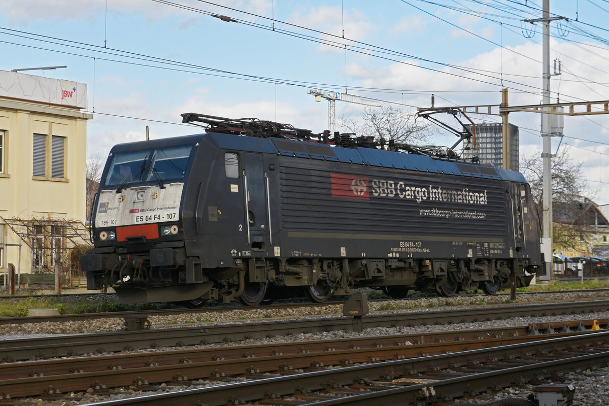 Lok 189 107-6 durchfährt solo den Bahnhof Pratteln. Die Aufnahme stammt vom 10.02.2020.