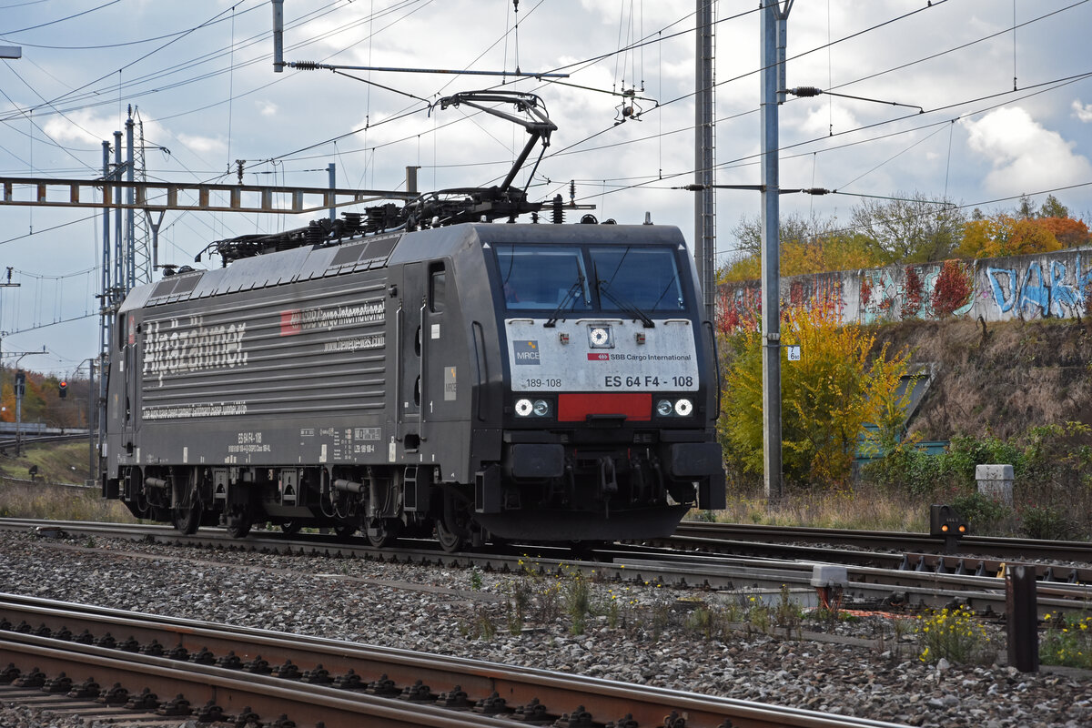 Lok 189 108-4 durchfährt solo den Bahnhof Pratteln. Die Aufnahme stammt vom 05.11.2021.