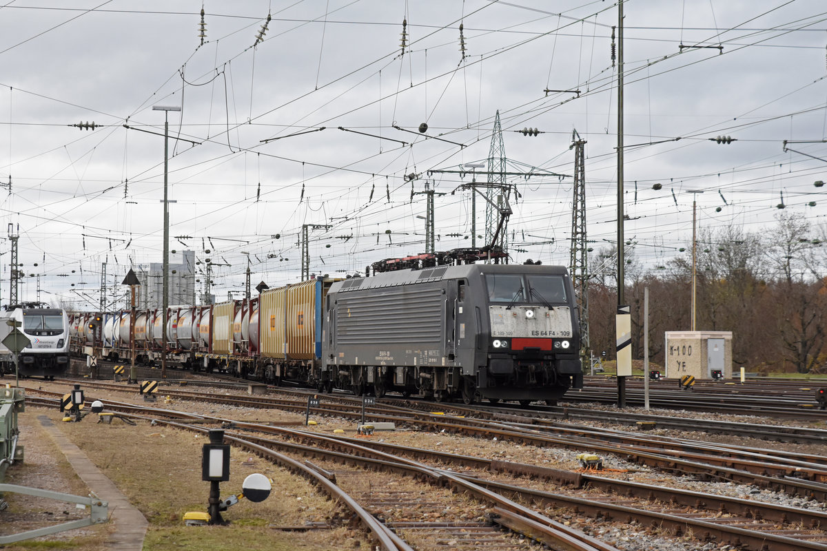 Lok 189 109-2 durchfährt den badischen Bahnhof. Die Aufnahme stammt vom 03.12.2018.