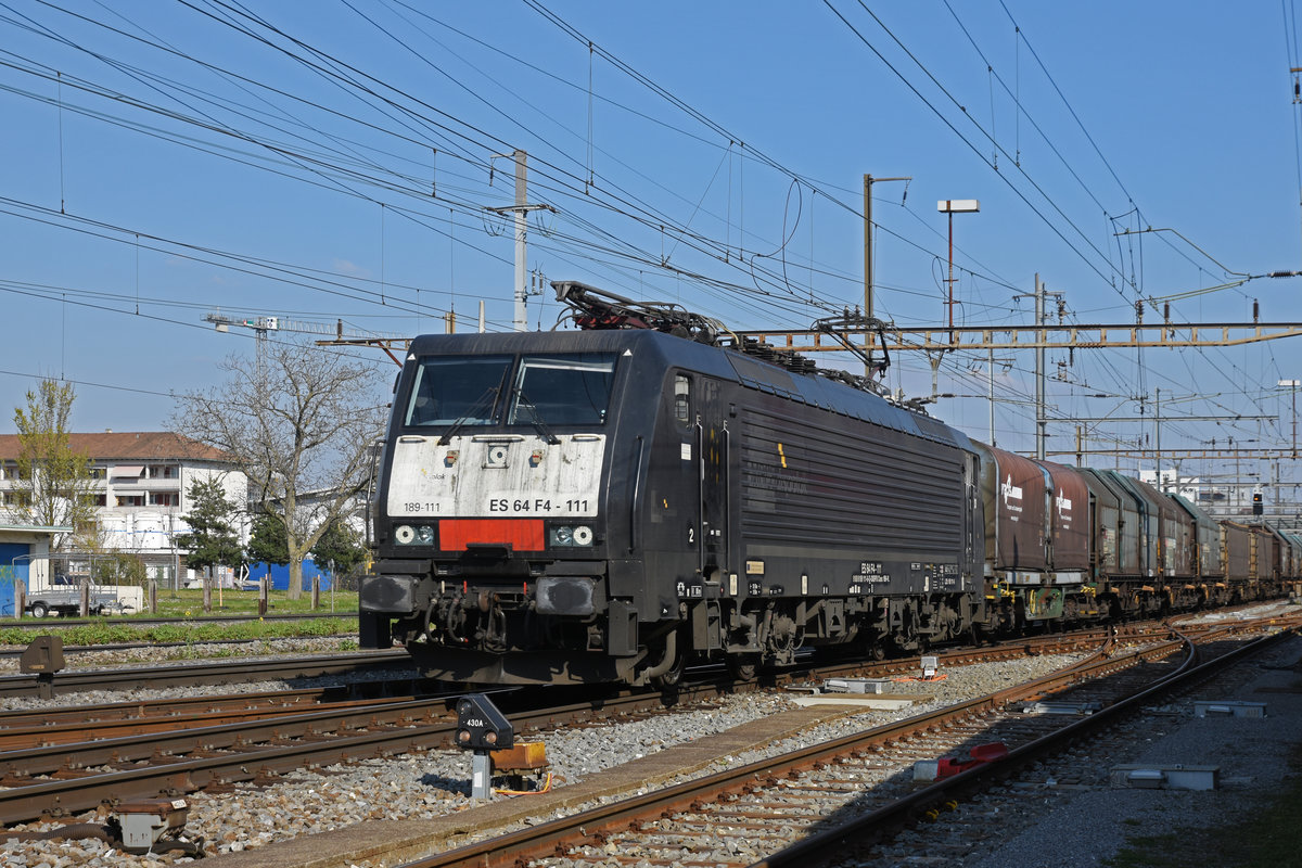 Lok 189 111-8 durchfährt den Bahnhof Pratteln. Die Aufnahme stammt vom 25.03.2020.
