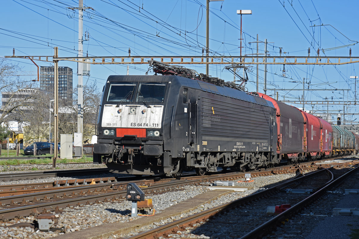 Lok 189 111-8 durchfährt den Bahnhof Pratteln. Die Aufnahme stammt vom 13.03.2020.