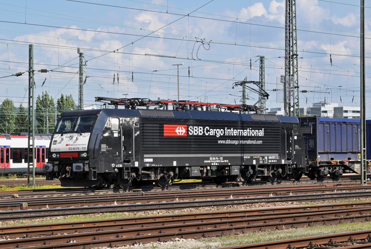 Lok 189 112-6 durchfährt den Badischen Bahnhof. Die Aufnahme stammt vom 27.06.2015.