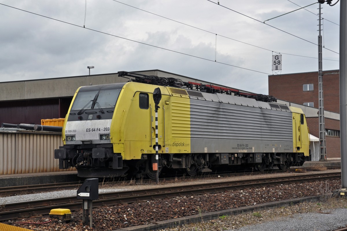 Lok 189 203-3 steht abgestellt beim Güterbahnhof in Muttenz. Die Aufnahme stammt vom 09.07.2014.