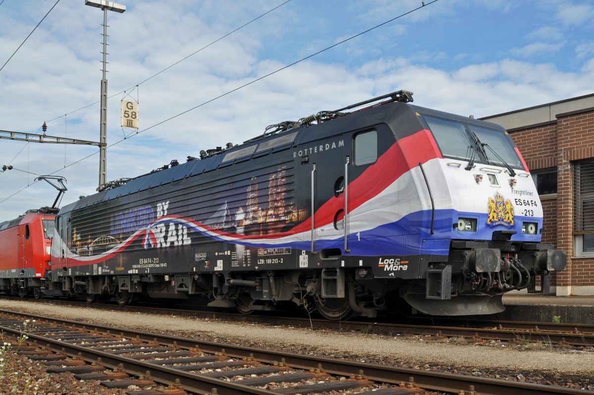 Lok 189 213-2 wartet im Güterbahnhof Muttenz auf den nächsten Einsatz. Die Aufnahme stammt vom 28.08.2015.
