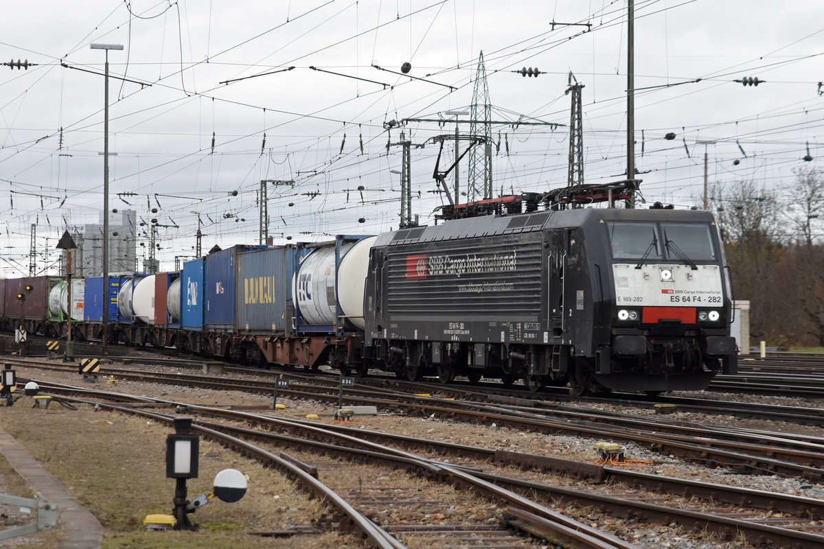 Lok 189 282-7 durchfährt den badischen Bahnhof. Die Aufnahme stammt vom 03.12.2018.