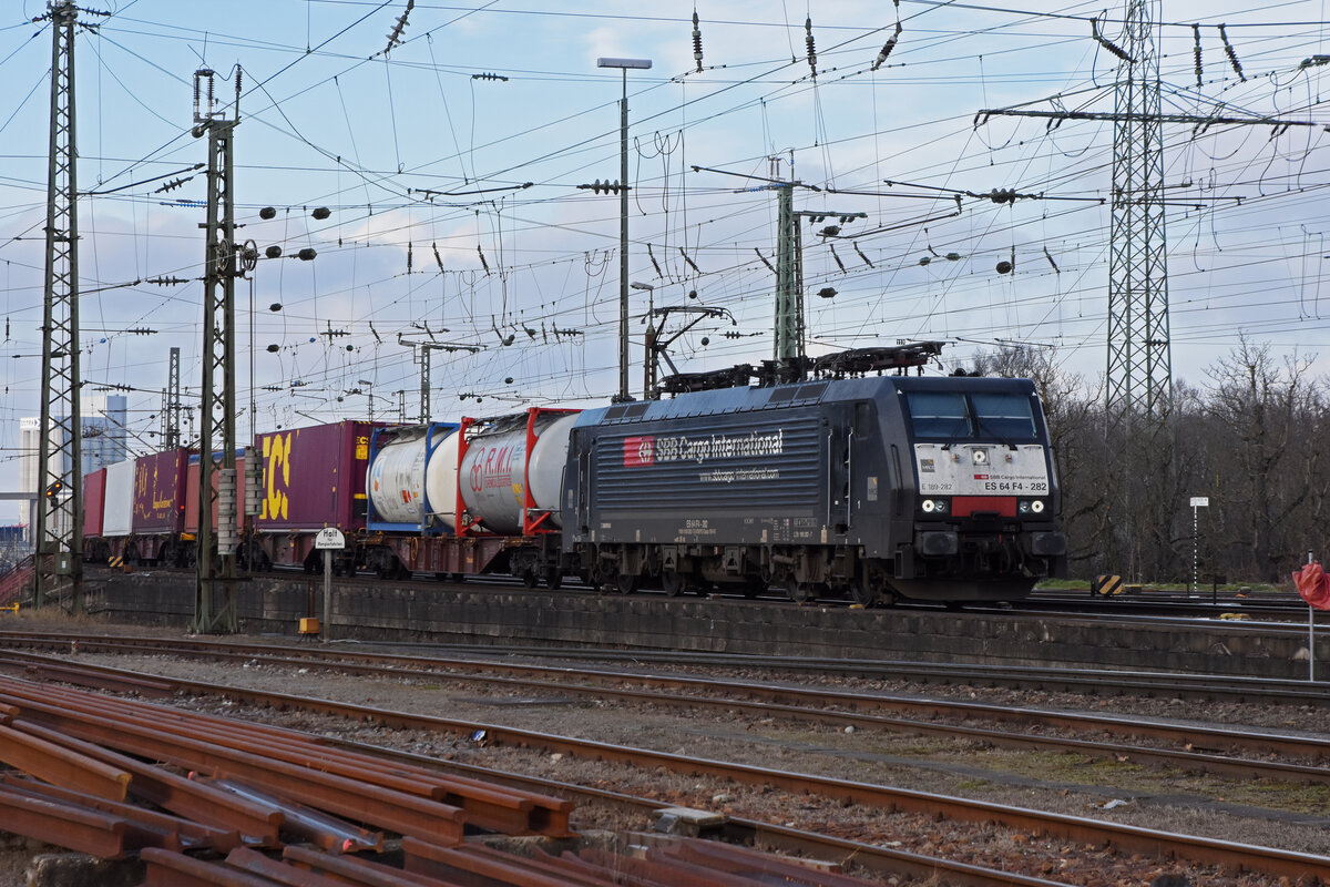 Lok 189 282-7 durchfährt den badischen Bahnhof. Die Aufnahme stammt vom 28.01.2022.