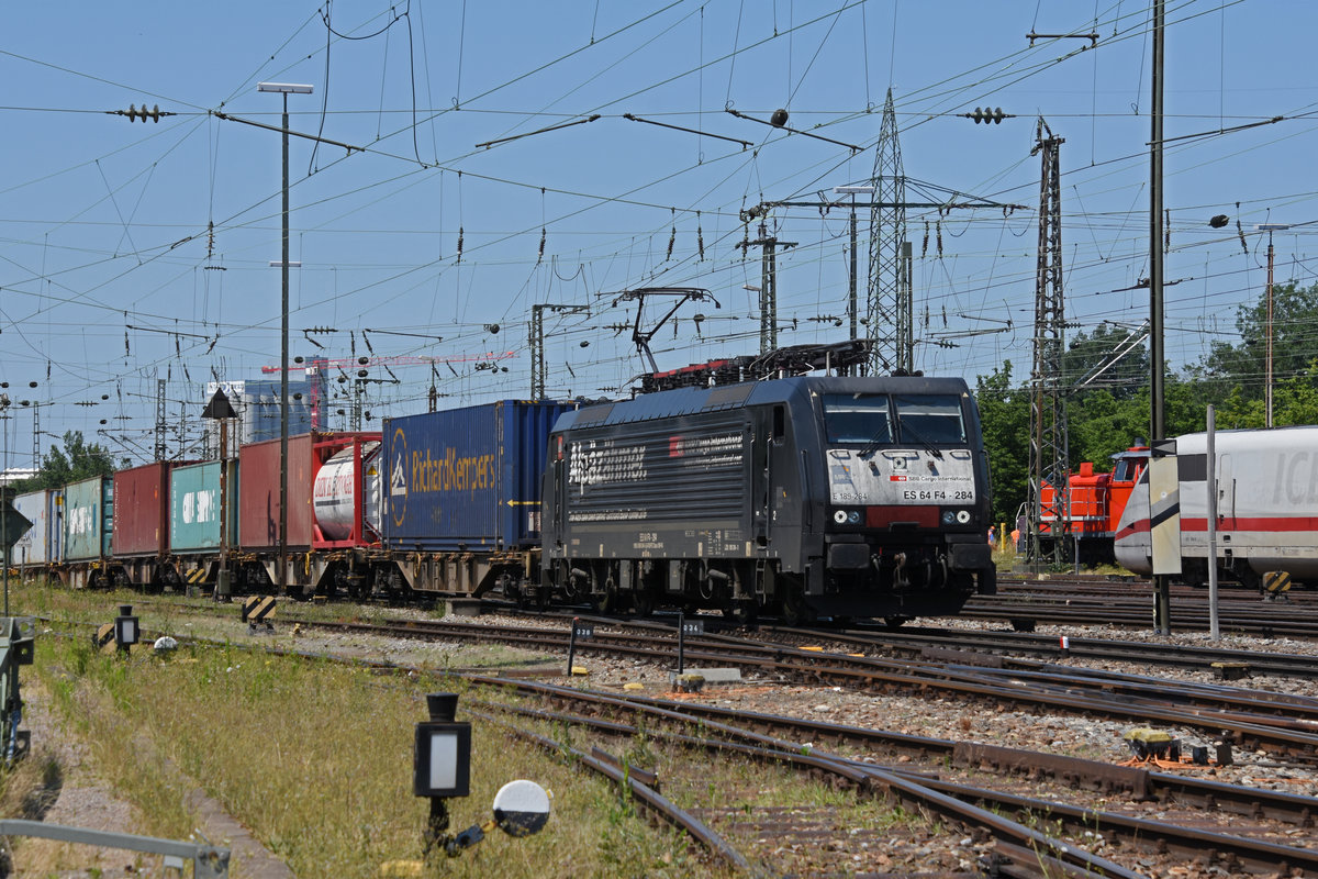 Lok 189 284-3 durchfährt den badischen Bahnhof. Die Aufnahme stammt vom 04.07.2019.