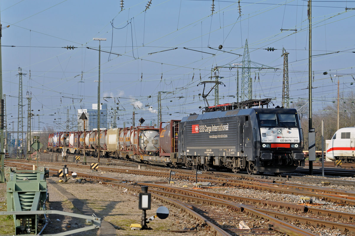 Lok 189 288-4 durchfährt den Badischen Bahnhof. Die Aufnahme stammt vom 06.02.2018.