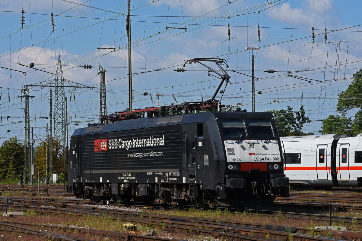 Lok 189 982-2 durchfährt den badischen Bahnhof. Die Aufnahme stammt vom 01.09.2021.
