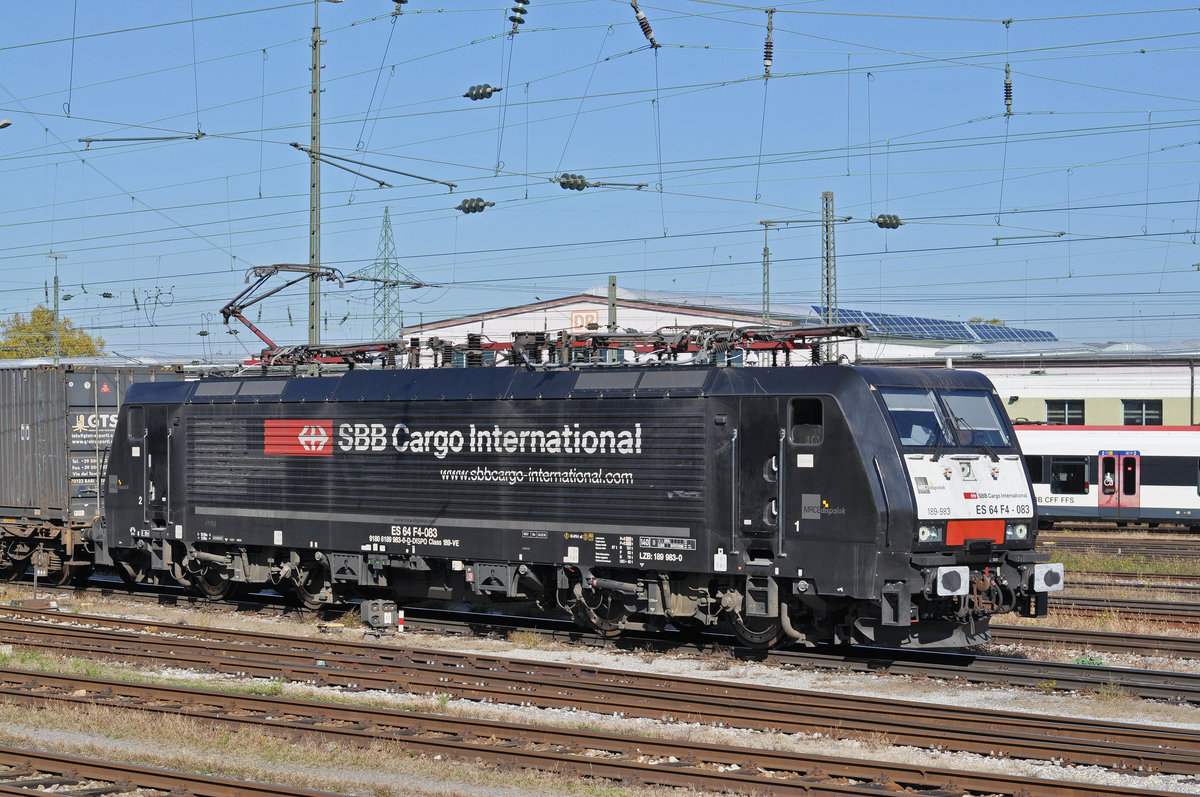 Lok 189 983-0 durchfährt den Badischen Bahnhof. Die Aufnahme stammt vom 15.10.2017. 