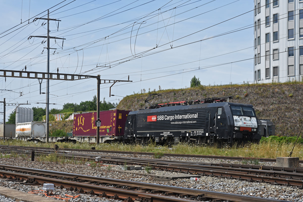 Lok 189 983-0 durchfährt den Bahnhof Pratteln. Die Aufnahme stammt vom 19.07.2019.