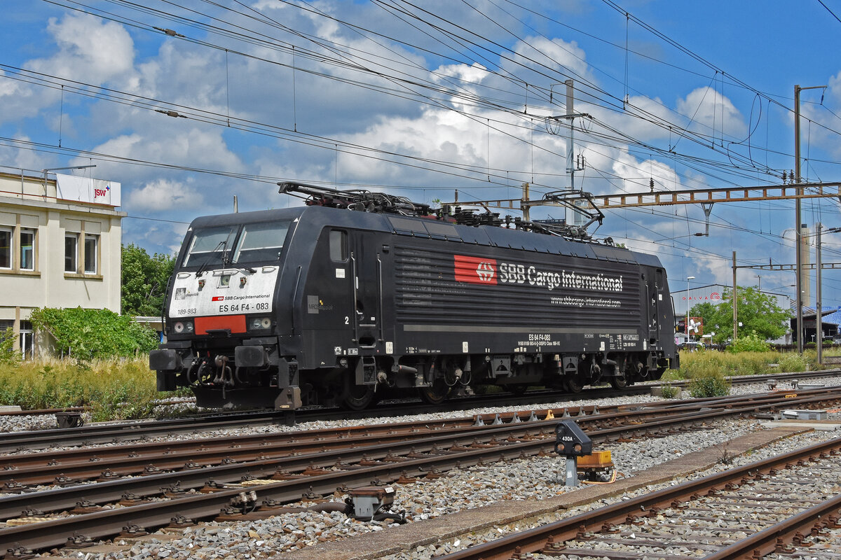 Lok 189 983-0 durchfährt solo den Bahnhof Pratteln. Die Aufnahme stammt vom 01.07.2021.