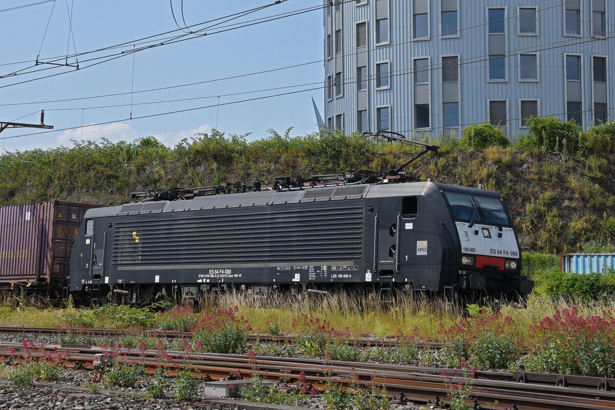 Lok 189 988-9 durchfährt am 08.06.2023 den Bahnhof Pratteln.