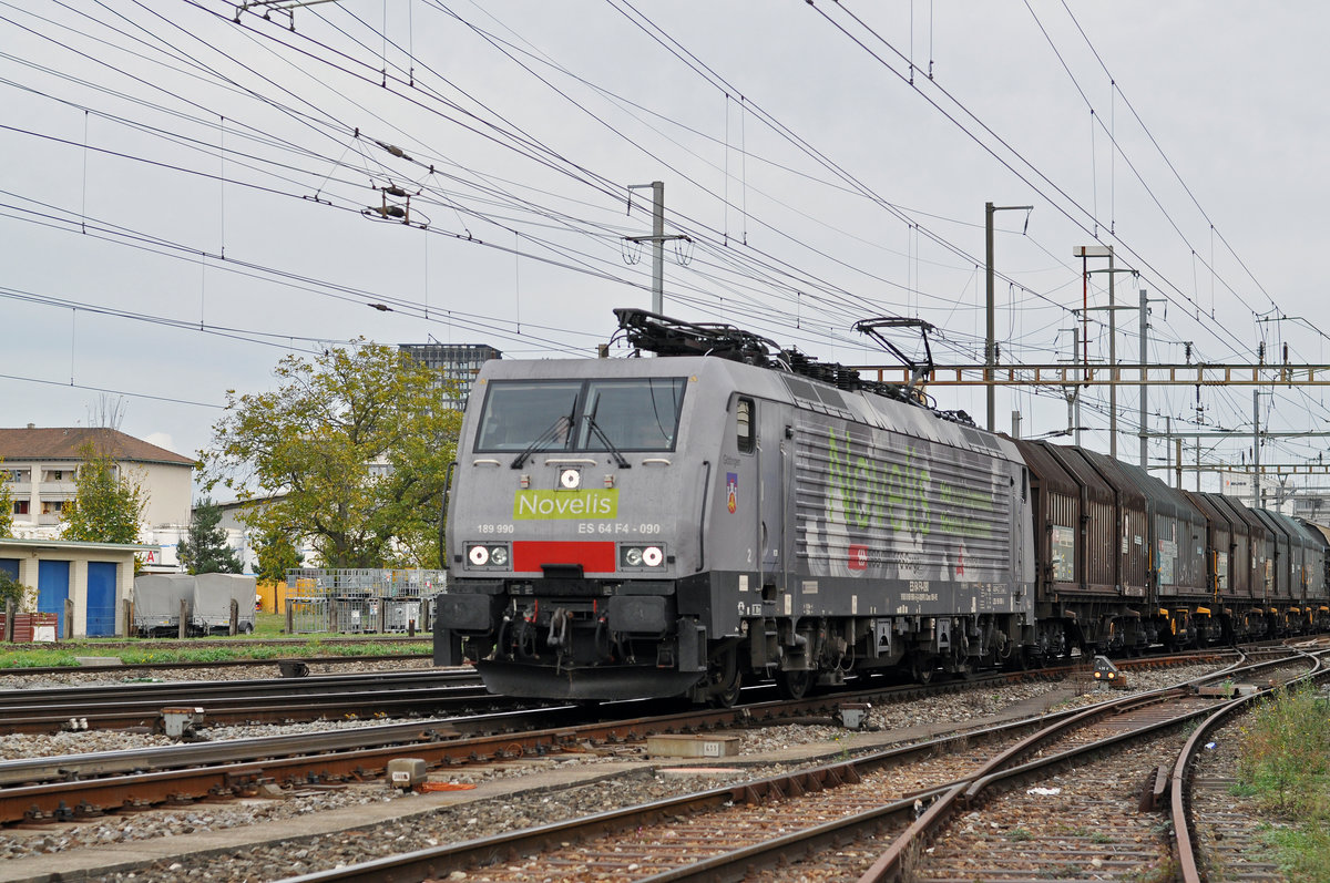 Lok 189 990-5  Novelis  durchfährt den Bahnhof Pratteln. Die Aufnahme stammt vom 28.10.2017.