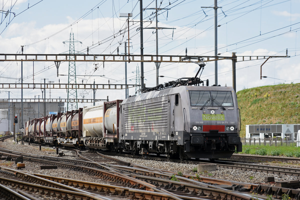Lok 189 990-5  Novelis  durchfährt den Bahnhof Pratteln. Die Aufnahme stammt vom 26.04.2018.