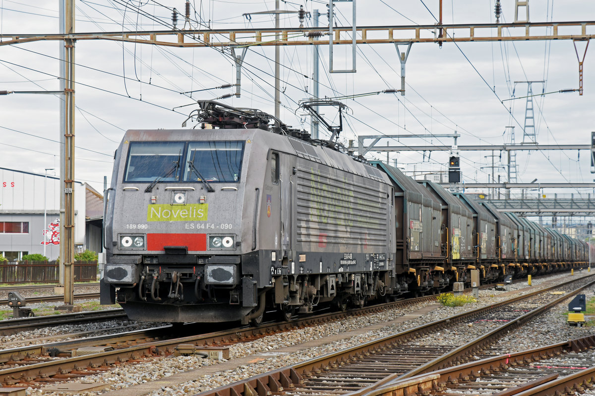 Lok 189 990-5  Novelis  durchfährt den Bahnhof Pratteln. Die Aufnahme stammt vom 03.10.2018.