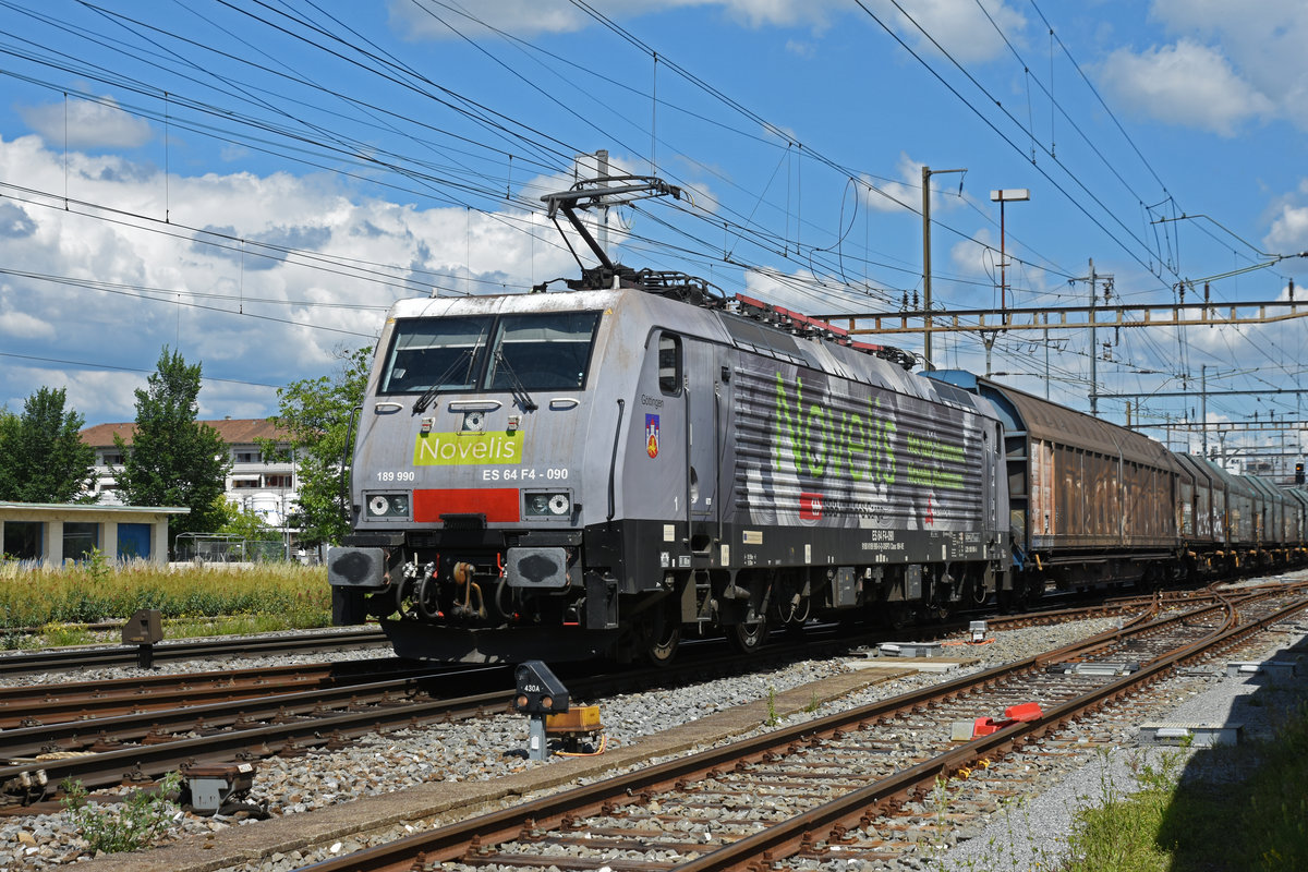 Lok 189 990-5  Novelis  durchfährt den Bahnhof Pratteln. Die Aufnahme stammt vom 22.06.2020.