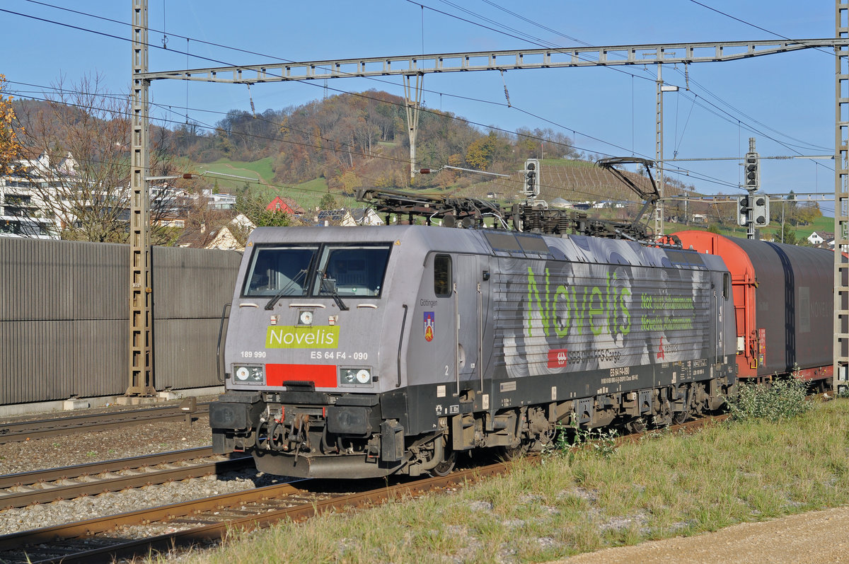 Lok 189 990-5  NOVELIS  verlässt das Nebengleis beim Bahnhof Gelterkinden. Die Aufnahme stammt vom 14.11.2017.