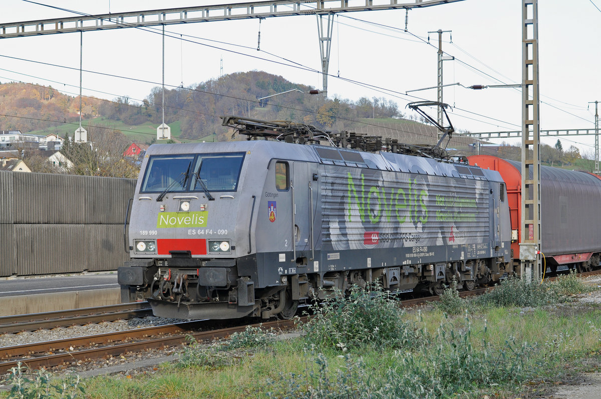 Lok 189 990-5  Novelis  wartet auf einem Nebengleis beim Bahnhof Gelterkinden. Die Aufnahme stammt vom 14.11.2017.