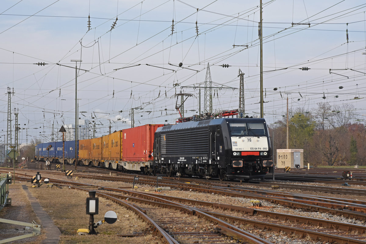 Lok 189 992-1 durchfährt den badischen Bahnhof. Die Aufnahme stammt vom 21.11.2018.