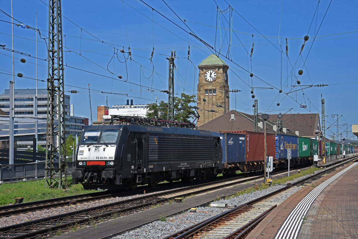 Lok 189 992-1 durchfährt den badischen Bahnhof. Die Aufnahme stammt vom 18.07.2022.