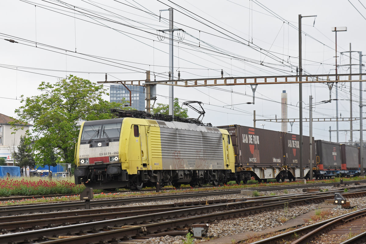 Lok 189 993-9 durchfährt den Bahnhof Pratteln. Die Aufnahme stammt vom 14.05.2018.

