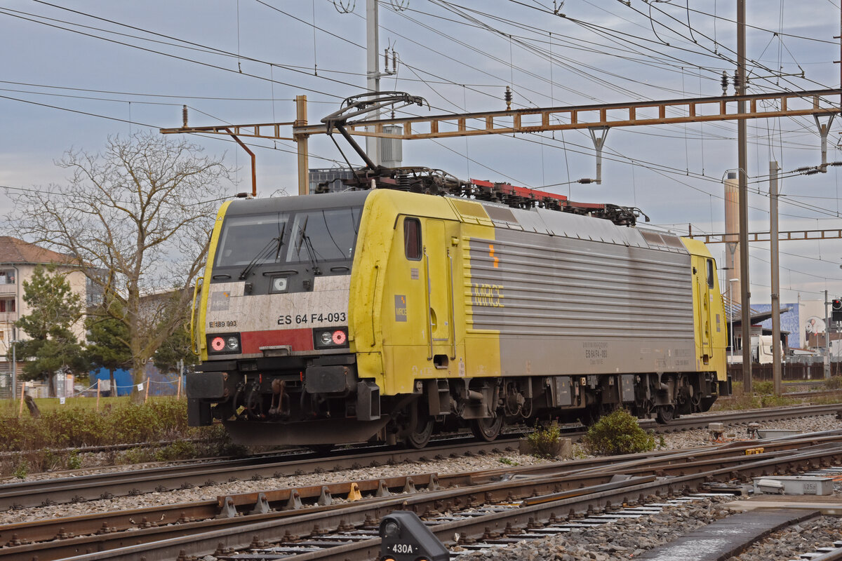 Lok 189 993-9 durchfährt solo den Bahnhof Pratteln. Die Aufnahme stammt vom 03.12.2021.