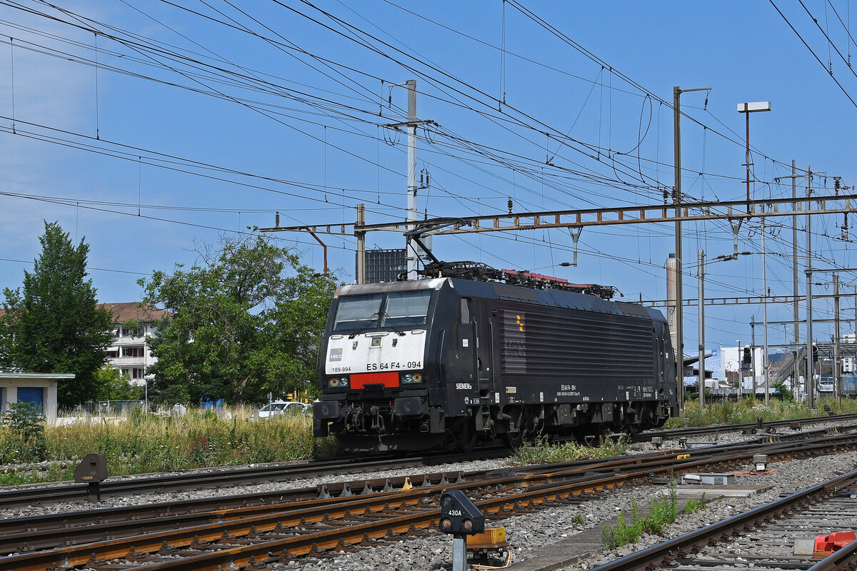 Lok 189 994-7 durchfährt am 17.07.2023 solo den Bahnhof Pratteln.