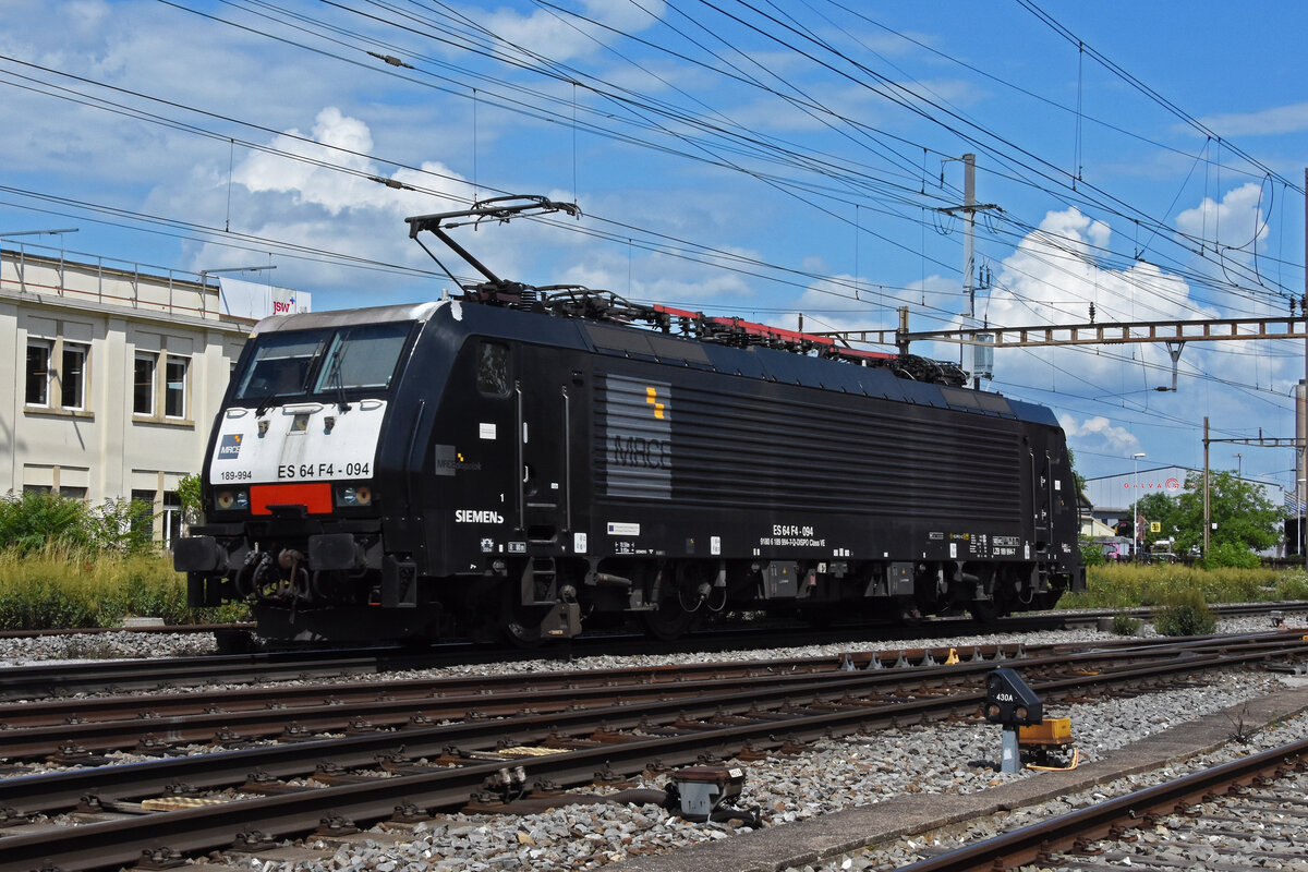 Lok 189 994-7 durchfährt solo den Bahnhof Pratteln. Die Aufnahme stammt vom 09.07.2021.