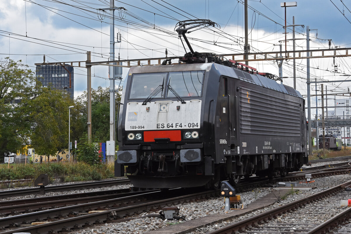 Lok 189 994-7 durchfährt solo den Bahnhof Pratteln. Die Aufnahme stammt vom 16.09.2021.