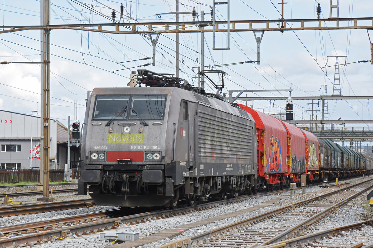 Lok 189 994-7  Novelis , durchfährt den Bahnhof Pratteln. Die Aufnahme stammt vom 08.04.2019.