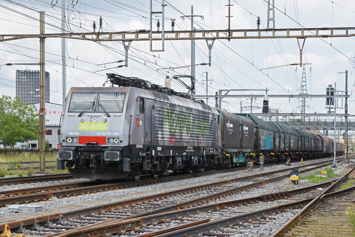 Lok 189 994-7  Novelis  durchfährt den Bahnhof Pratteln. Die Aufnahme stammt vom 15.07.2019.