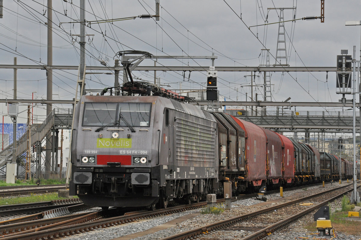 Lok 189 994-7  Novelis  durchfährt den Bahnhof Pratteln. Die Aufnahme stammt vom 23.10.2019.