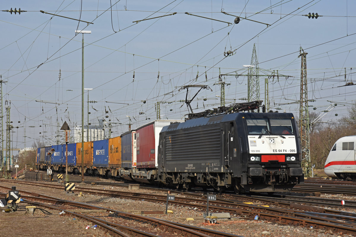 Lok 189 995-4 durchfährt den badischen Bahnhof. Die Aufnahme stammt vom 19.02.2019.