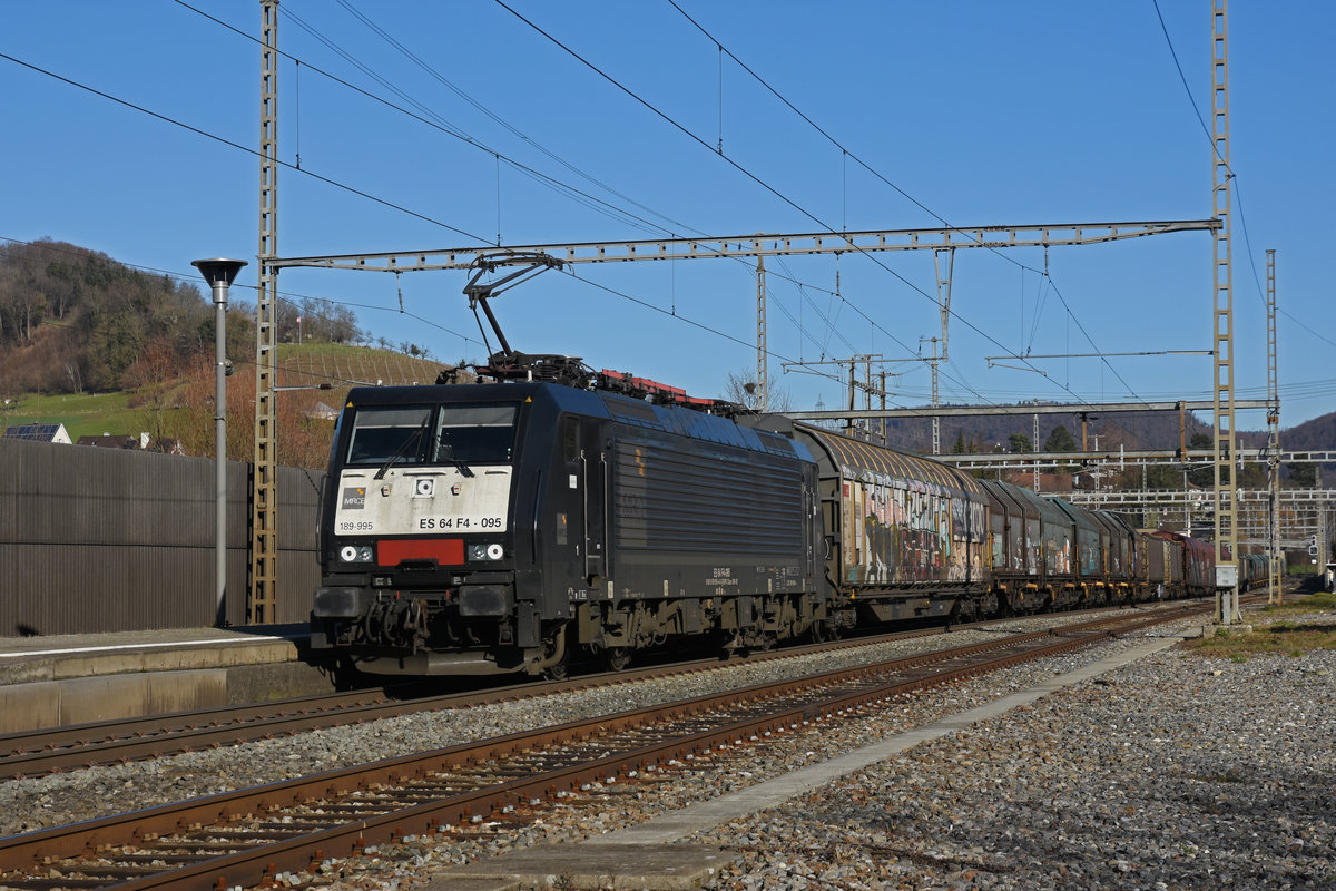 Lok 189 995-4 durchfährt den Bahnhof Gelterkinden. Die Aufnahme stammt vom 07.02.2020.