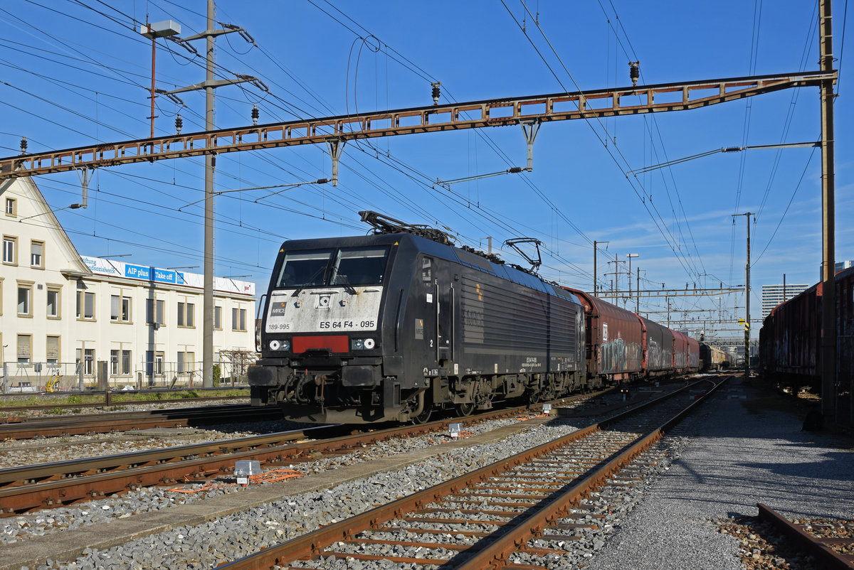 Lok 189 995-4 durchfährt den Bahnhof Pratteln. Die Aufnahme stammt vom 15.02.2020.