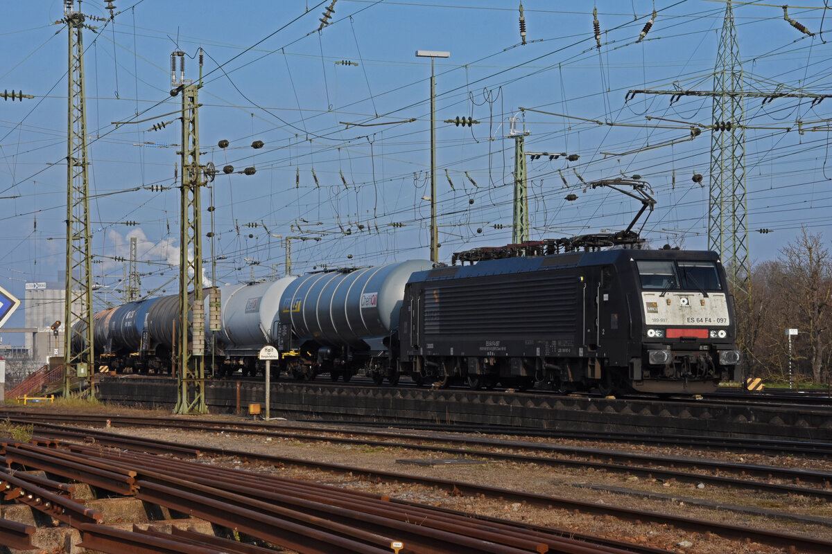 Lok 189 997-0 durchfährt den badischen Bahnhof. Die Aufnahme stammt vom 22.12.2021.