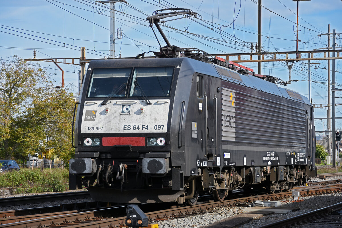 Lok 189 997-0 durchfährt  solo den Bahnhof Pratteln. Die Aufnahme stammt vom 15.10.2021.
