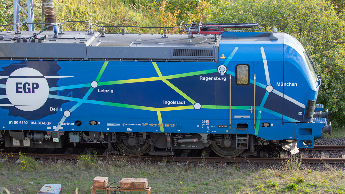 Lok 192 104 im etwas unzugänglichen Bereich und nicht voll einsehbar abgestellt. Grund hierfür ist wahrscheinlich die Bemühung von irgendwelchen Anstreichern in Mukran Mitte die EGP Optik der Lok zu verändern. - 26.09.2021
