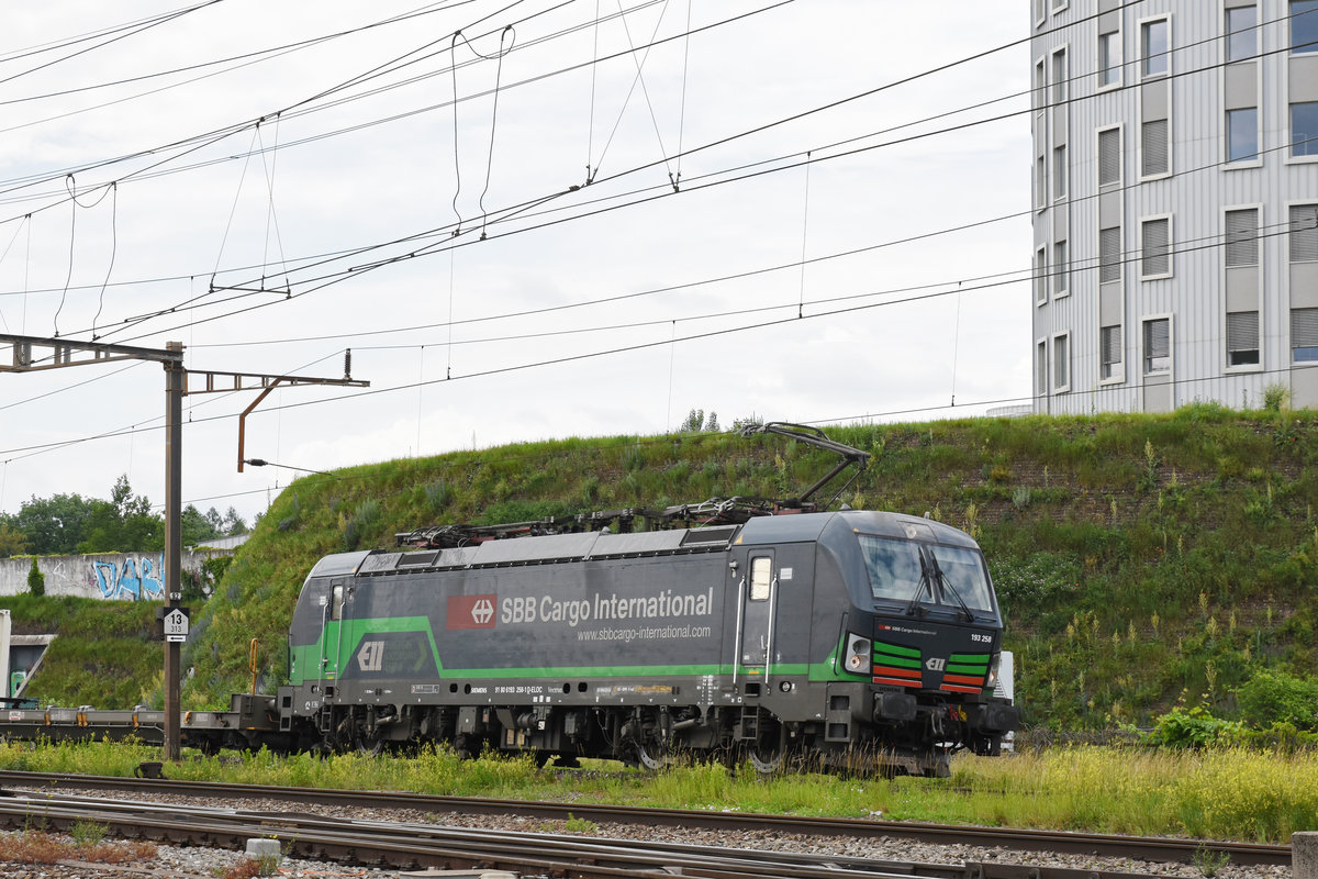 Lok 193 258-1 durchfährt den Bahnhof Pratteln. Die Aufnahme stammt vom 31.05.2018.