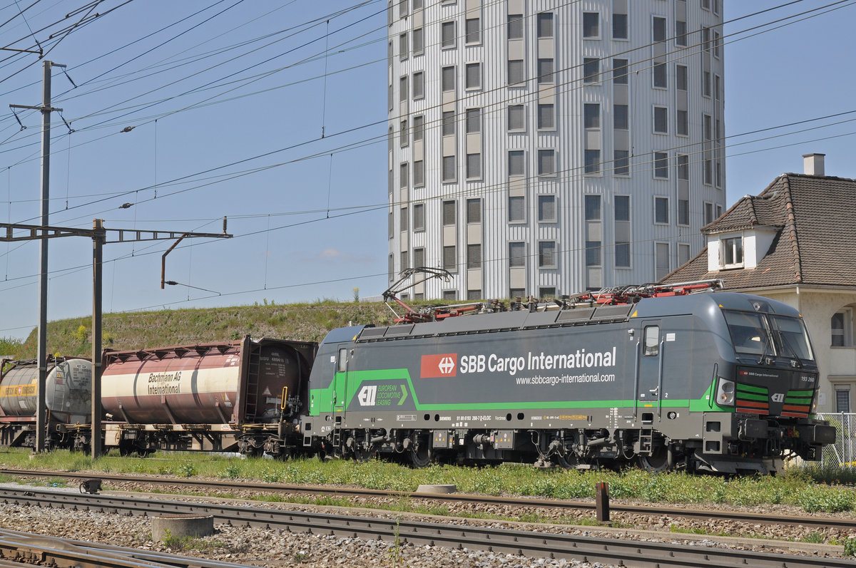 Lok 193 260-7 durchfährt den Bahnhof Pratteln. Die Aufnahme stammt vom 29.04.2017.